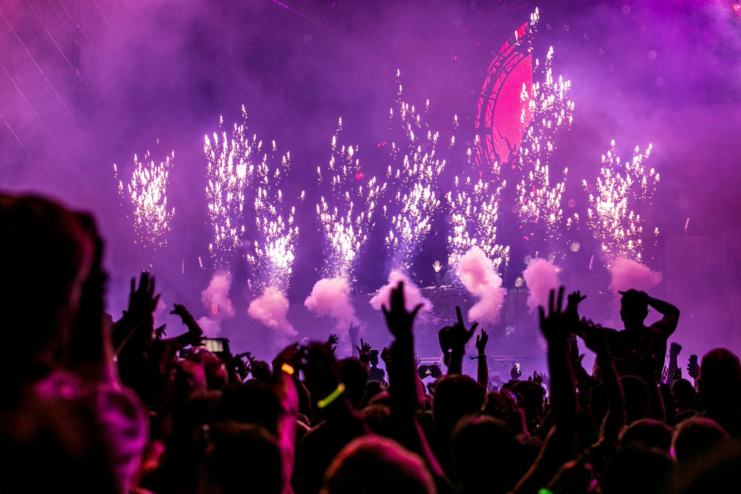 Celebración al aire libre con ambiente similar a feria de Sevilla