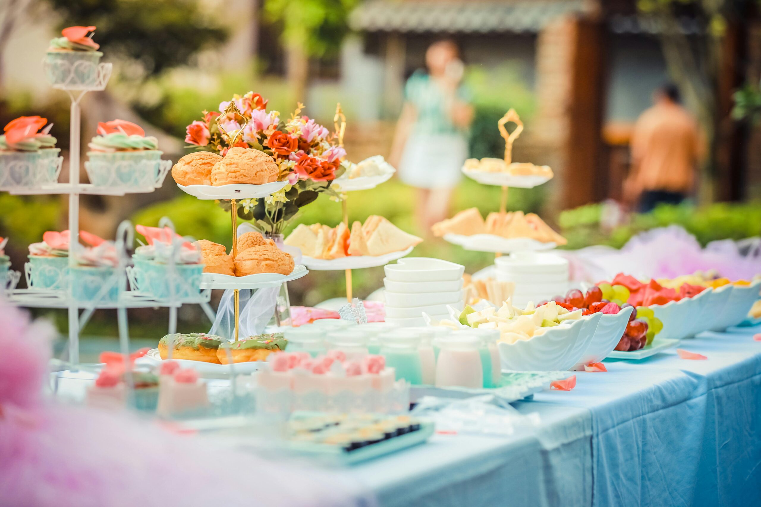 Celebración multicultural con comida y ambiente ideal para feria de los pueblos